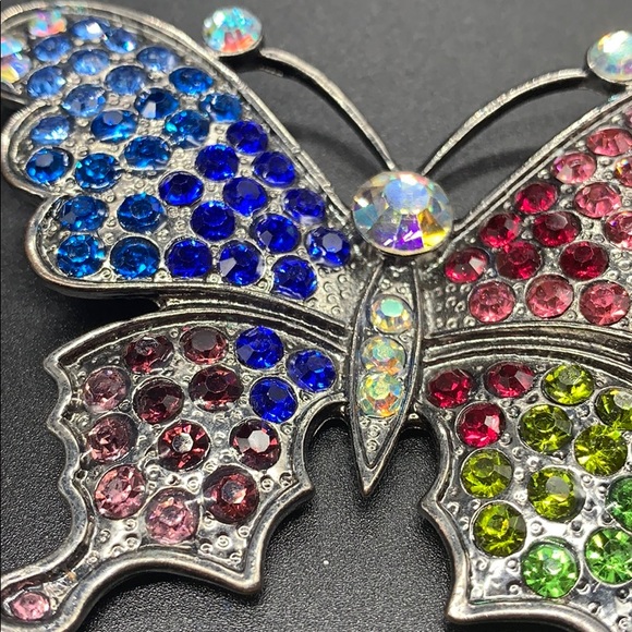 Rhinestone encrusted butterfly necklace - Picture 7 of 8